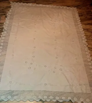 Tovaglia ricamata con 12 tovaglioli