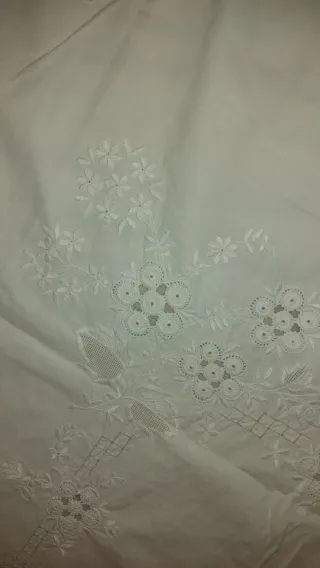 Tovaglia ricamata con 12 tovaglioli