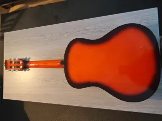 Guitarra Acústica Naranja y Marrón