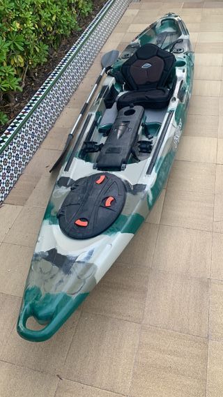 Kayak de pesca con timón