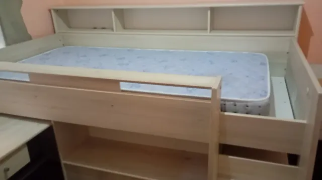Cama alta de madera con almacenaje