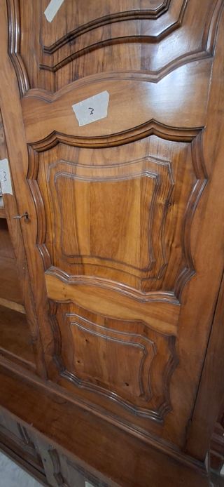 Armario de salón de madera