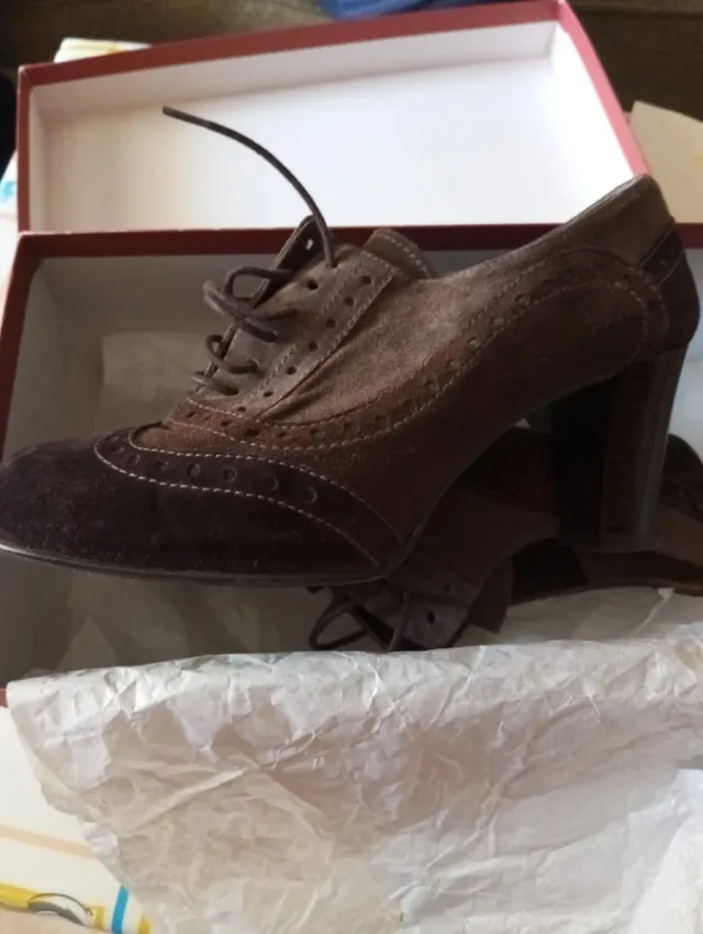 Zapatos abotinados de piel