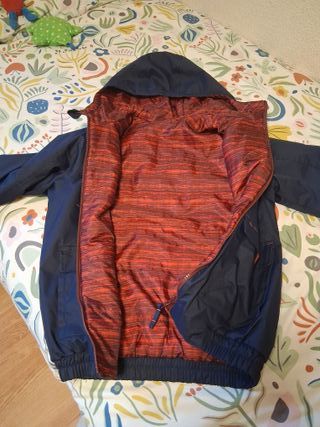 Abrigo Quechua azul y rojo. 12 años