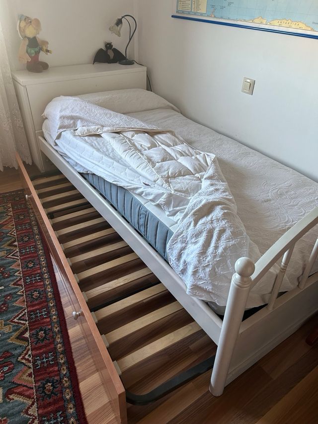 Cama nido con cabecero y estantes