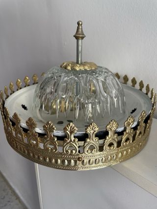 Lámpara de techo dorada y cristal