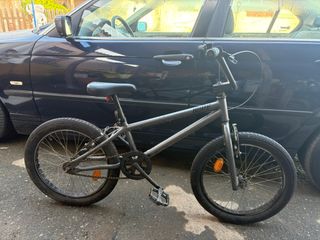 Bicicleta BMX gris la vendo por que no la usa