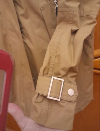 Parka beige con capucha y pelo