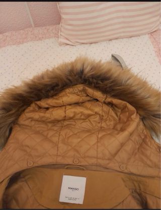 Parka beige con capucha y pelo