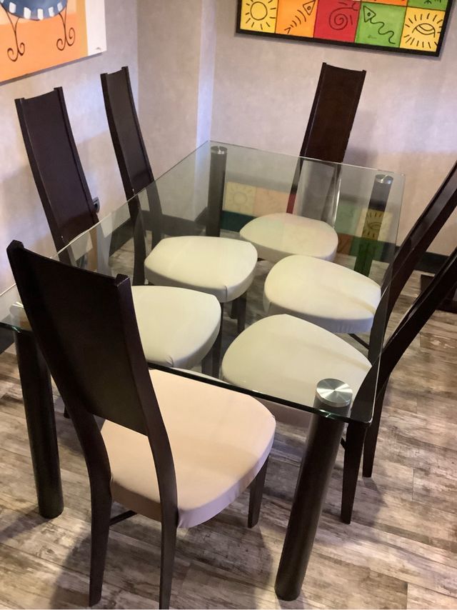Mesa Comedor Cristal y Sillas Madera Oscura