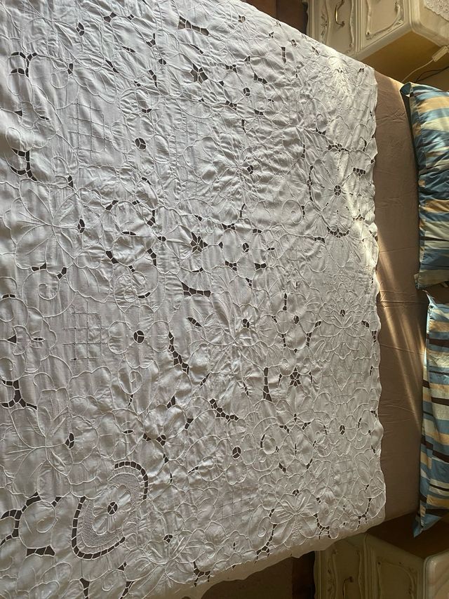 telo  riccamente ricamato a mano 