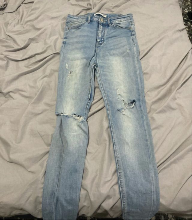 Vaqueros Stradivarius desgastados