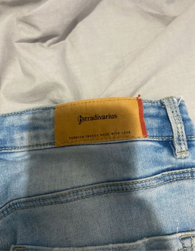 Vaqueros Stradivarius desgastados