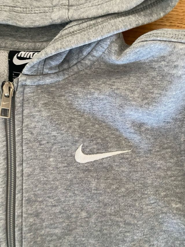 Chaqueta Nike gris para niño