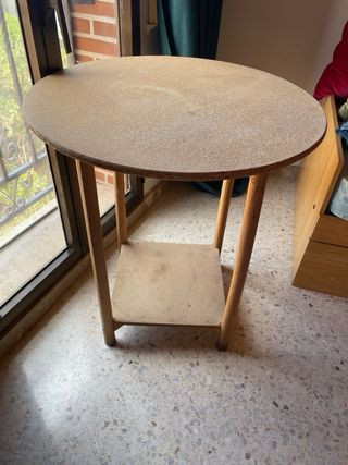 Mesa redonda con mantel estampado