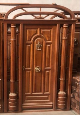 Puerta de entrada de madera con columnas