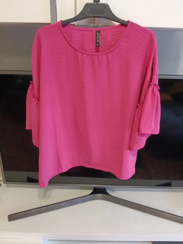 Camiseta Stradivarius rosa talla S, pero grande