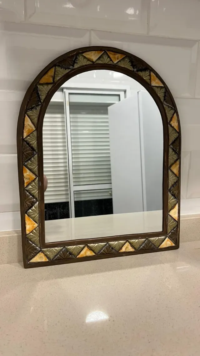 Espejo decorativo marco metal y cristal. 36 x 29cm