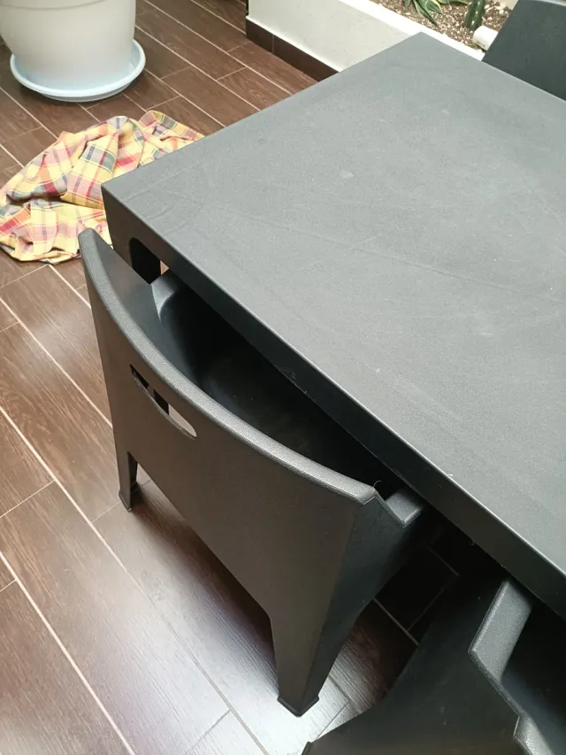 Mesa y sillas de jardín