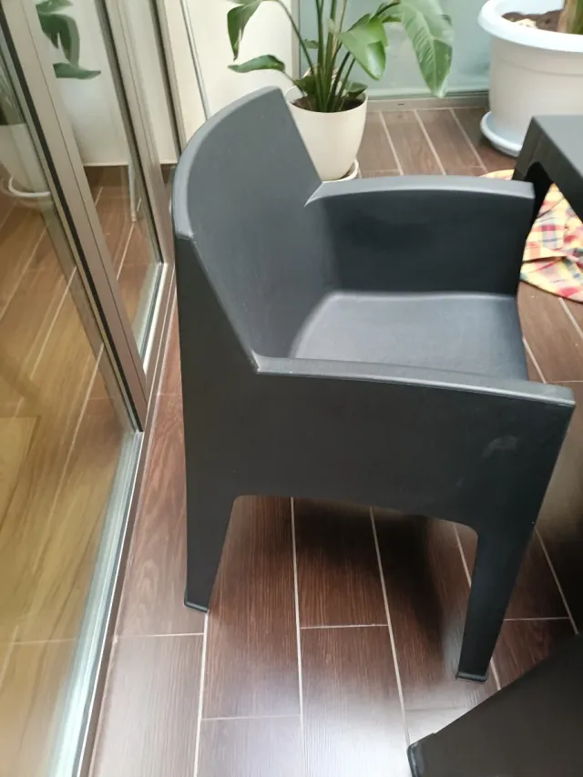 Mesa y sillas de jardín