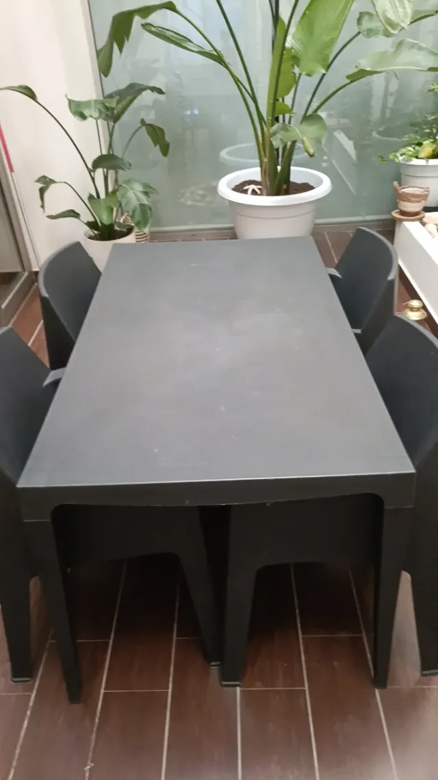 Mesa y sillas de jardín