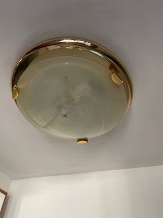 Lámpara de techo dorada y blanca