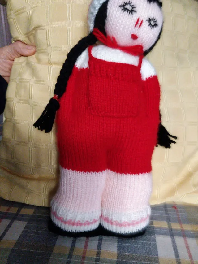 Muñeca de lana tejida a mano