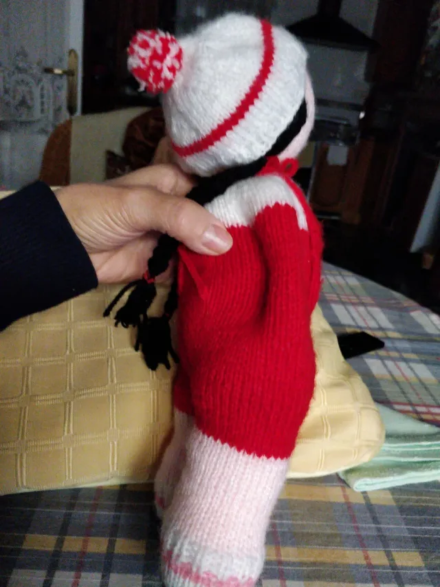 Muñeca de lana tejida a mano