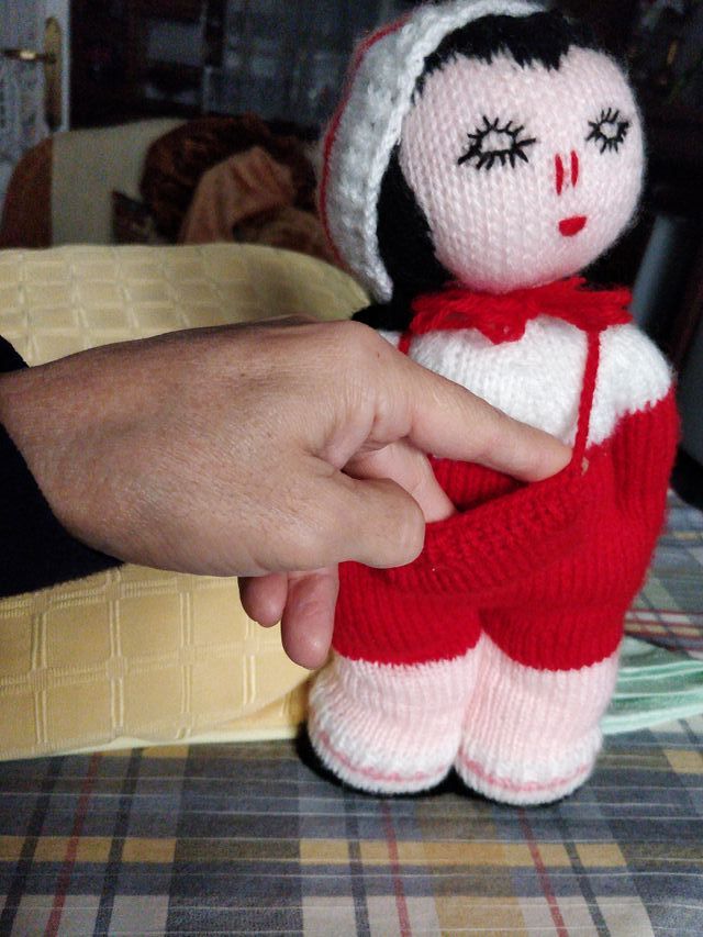 Muñeca de lana tejida a mano