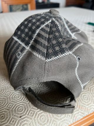 Cappellino a quadri con stampa