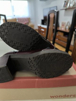 Zapatos Wonders charol cordones tacón