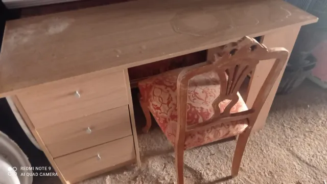 Scrivania in legno con sedia