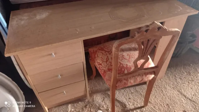 Scrivania in legno con sedia