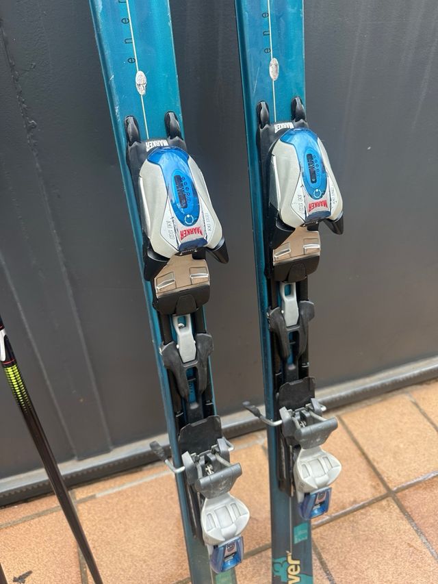 Esquís Volkl Carver con bastones