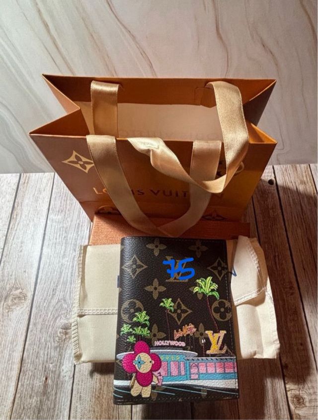 Bolso y cubrepasaporte Louis Vuitton