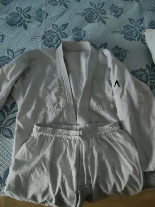 2 Kimonos Judo Adidas más  Cinturones varios