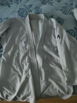 2 Kimonos Judo Adidas más  Cinturones varios