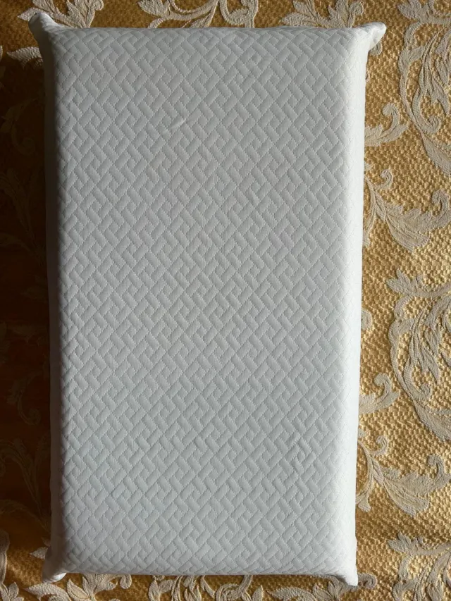 Guanciale bianco con bordi verdi