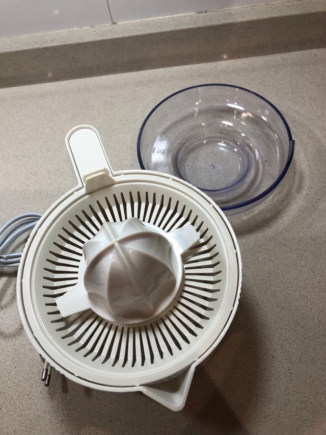 Exprimidor eléctrico blanco