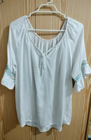 Blusa blanca bordada talla 46