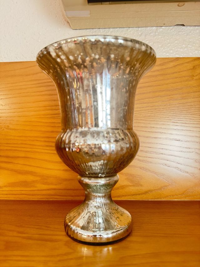 Jarrón de metal plateado