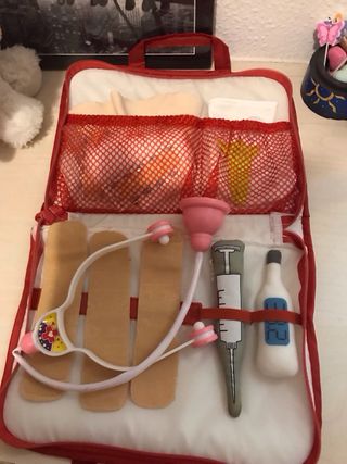 Maletín veterinario y peluche perro