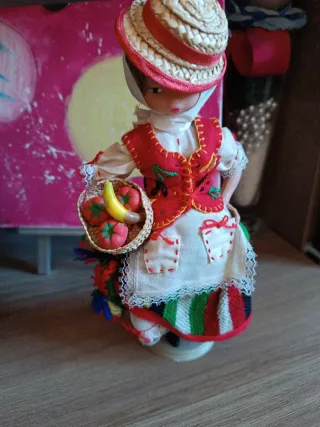 Bambola tradizionale con cesto