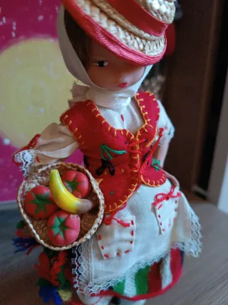 Bambola tradizionale con cesto