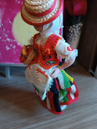 Bambola tradizionale con cesto