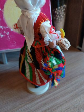 Bambola tradizionale con cesto