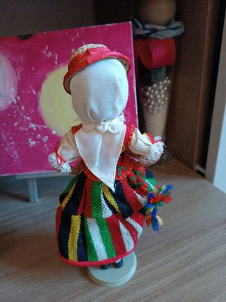 Bambola tradizionale con cesto