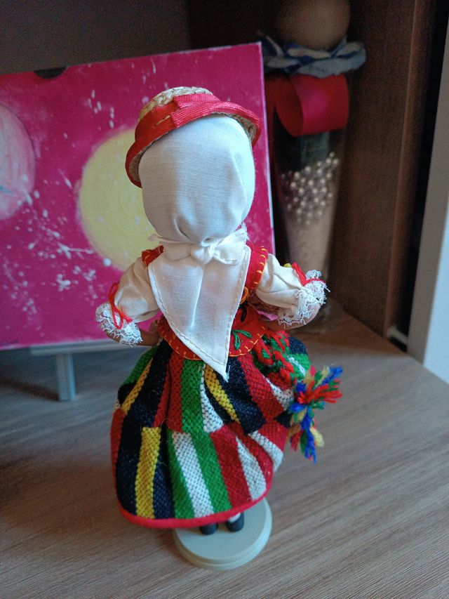 Bambola tradizionale con cesto