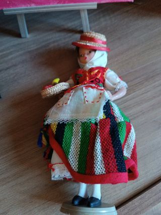 Bambola tradizionale con cesto