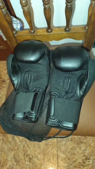 Guantes de boxeo REEVA negros.